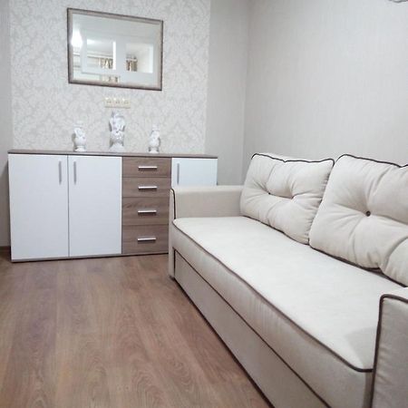 Two-Bedroom Apartment In The Center Хмельницкий Экстерьер фото
